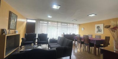 Oportunidad para remodelar, primer piso, amplios espacios, 3 alcobas, 2 baños, cuarto y baño del servicio, patio interior descubierto, 2 garajes en linea, cerca a Centro Comercial Atlantis, Carulla Country, excelentes vías de acceso y transporte publico por la carrera veinte, calle ochenta y cinco, carrera quince