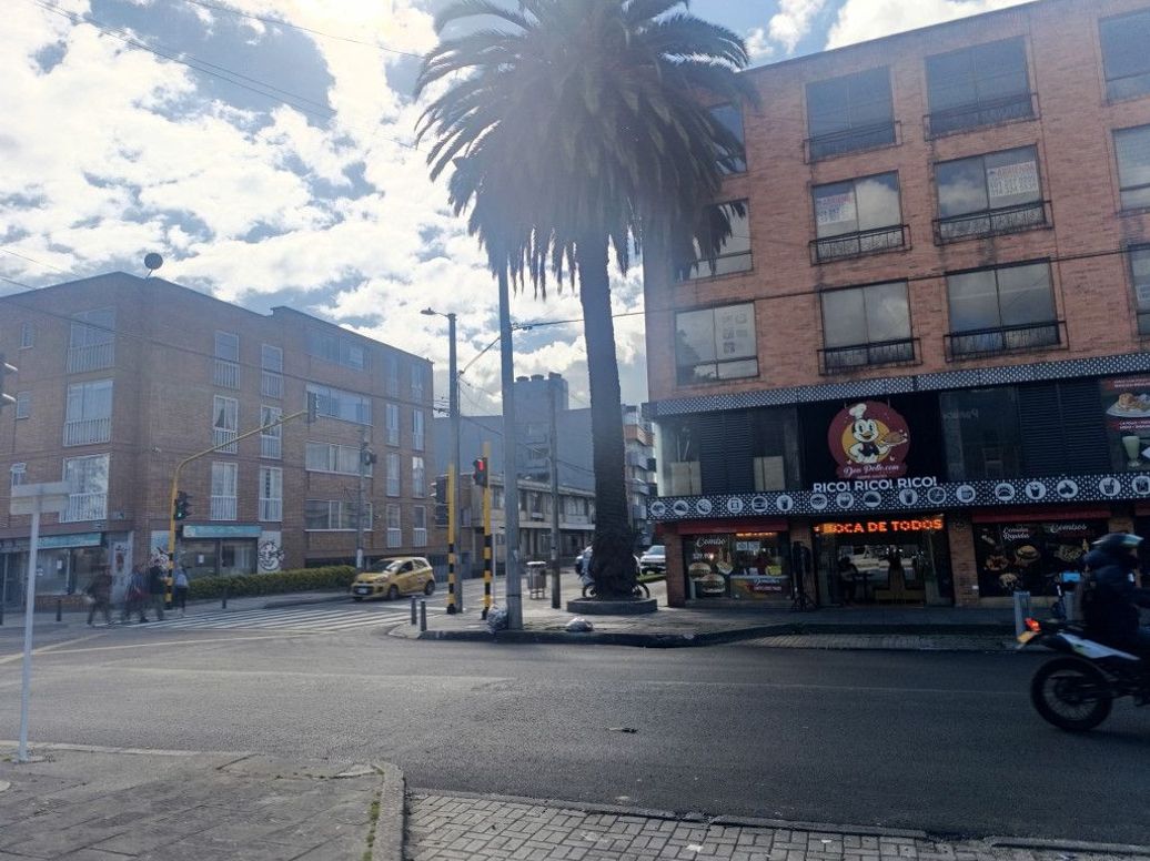 Casa de 8 alcobas en venta en San Luis, Bogotá, 857 m² · foto 3 de 14