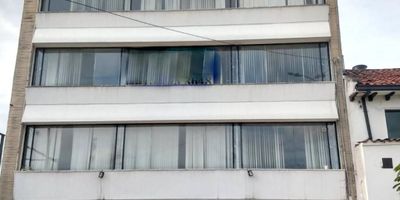 Edificio de cinco pisos con terraza y antejardín, excelente iluminación natural, pisos en baldosa, área de recepción o portería, cuenta con salón para atención al público, oficinas con cuarto para guardar documentos con puerta de seguridad, salones amplios con divisiones, cada piso tiene un baño sencillo y otro doble, zona para cafetería o archivo, garaje con capacidad de hasta cinco vehículos. Excelente ubicación estratégica y visual. Cerca a Avenida El Dorado, Plaza de La Democracia, Concejo de Bogotá, Museo de Memoria Histórica, Transmilenio Avenida NQS y rutas del Sitp,