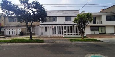Casa Gran América, 380 metros construidos,  lote doscientos veinte metros, diez de frente por veintidós de fondo, tiene   dos pisos,  estupenda terraza, 5 alcobas, 4 baños,  importante ubicación central, magnificas  vías de acceso como carrera treinta, calle veintiséis, avenida las Américas, sector residencial y comercial, estupendo  trasporte publico, ideal para construir edificio de vivienda.