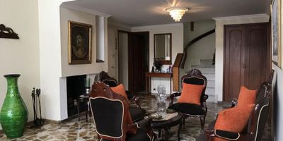 Esquinera, casa de 2 niveles, excelente iluminación y ventilación natural, amplios espacios, 4 alcobas, estudio, estar de TV, sala-comedor independiente, tres chimeneas, cocina amplia independiente con comedor auxiliar, cuarto y baño del servicio, garaje cubierto, deposito debajo de las escaleras, excelentes vías de acceso y transporte publico por la avenida carrera sesenta y ocho, avenida suba, cerca Cafam Floresta y avenida sesenta y ocho y a parque amplio encerrado.