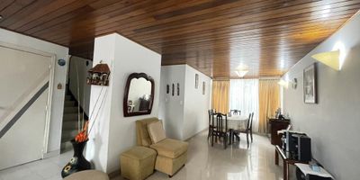 Magnifica casa medianera, lote frente 8 por fondo 21.57, amplios espacios, buena iluminación, tres alcobas, estudio, cuarto y baño del servicio, jardín quince metros descubierto, patio cubierto interior, cerca a c.c. cafam floresta, excelentes vías de acceso y transporte publico por la Av. Calle Cien, carrera sesenta y ocho. Uso de suelo: vivienda, multifamiliar, tiendas de barrio, educativo, cultural, bienestar social.