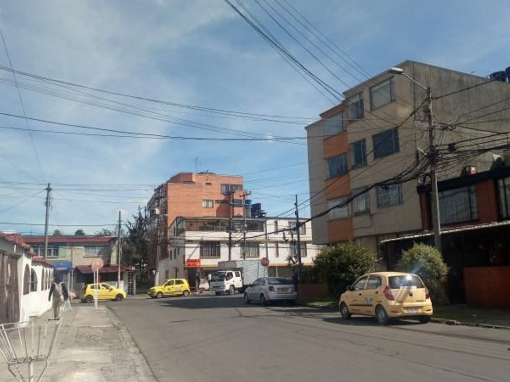 Casa de 5 alcobas en venta en Normandia Occidental, Bogotá, 313 m² · foto 2 de 8