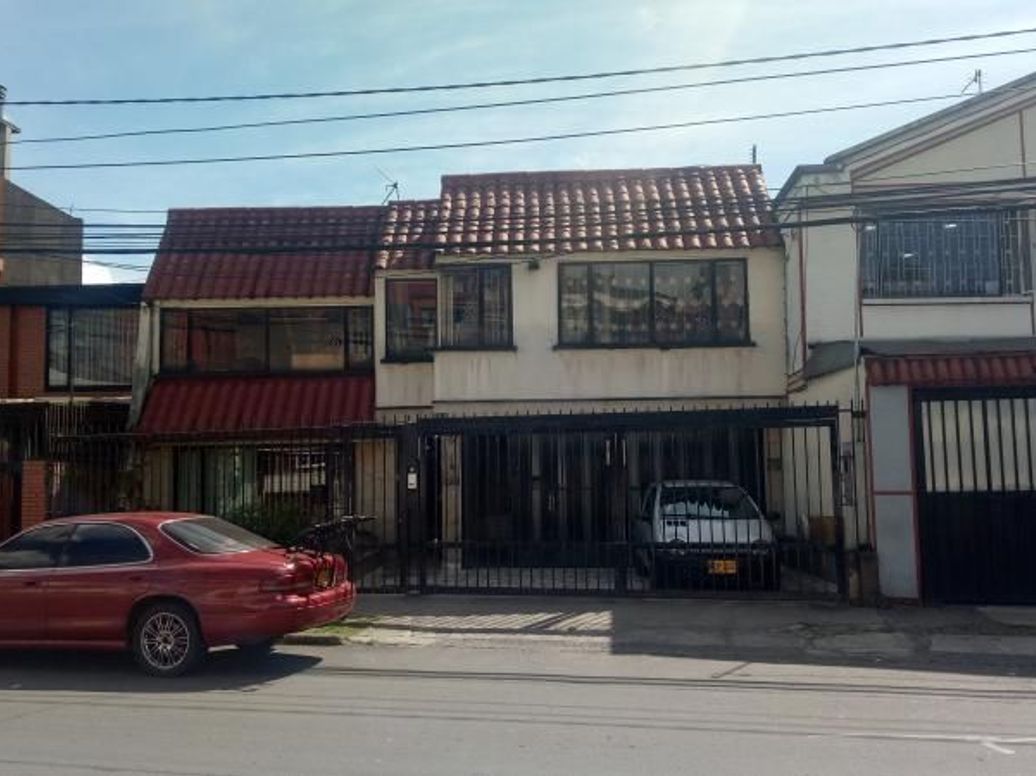 Casa de 5 alcobas en venta en Normandia Occidental, Bogotá, 313 m² · foto 3 de 8