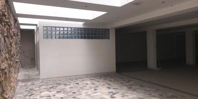 Chico norte, 373 metros, magnifico local frente a la carrera quince, excelente ubicación, vista exterior, espacio abierto, obra gris oportunidad para adecuar a la necesidad, cableado de red, cerca a Clínica Los Nogales, Parque noventa y cinco, excelentes vías de acceso y transporte publico por la Carrera quince, Avenida Carrera Once, Avenida Calle Cien y Calle Noventa y cuatro.