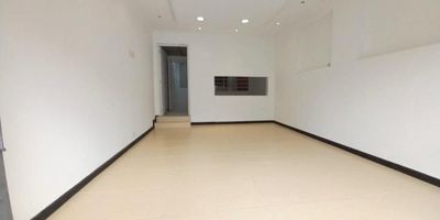 Amplio local comercial de 90 M2 con muy buena iluminación natural, ventanales en vidrio y rejas, tiene área abierta, una oficina y un baño. Ubicado sobre la Carrera 17. Cerca a  Avenida Calle 63, Parque San Luis, Avenida Caracas, Avenida Calle 57, zona comercial y residencial, Transmilenio, rutas del Sitp.