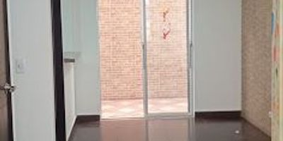 Se arrienda amplia y hermosa casa de tres niveles en Villas de Alcala Madrid, parqueadero propio, tres habitaciones una con closet y otra con mueble, tres baños uno de servicio y dos con divisiones en vidrio, cocina integral, patio amplio y cubierto, terraza propia, el conjunto cuenta con piscina, amplias zonas verdes, parque infantil, muy cerca transporte publico, colegios