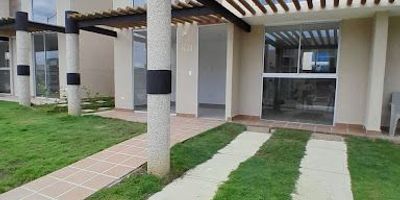 OBSERVACIONES INTERNAS INMUEBLE PARA ESTRENAR CON MUY BUENA ILUMINACION, CUENTA CON 3 HABITACIONES TODAS CON CLOSET AMPLIOS, UN BAÑO AUXILIAR, DOS PRIVADOS, COCINA AMOBLADA A GAS NATURAL, SALA Y COMEDOR AMPLIO, PATIO AMPLIO, Y ZONA DE LABORES, TAMBIEN CUENTA CON PARQUEADERO PRIVADO TECHADO, SIN AIRE ACONDICIONADO, NI ESTUFA Y SIN HORNO, CONTACTAR A PROPIETARIOS PARA GESTIONAR ARREGLOS.OBSERVACIONES EXTERNAS CUENTA CON PISCINA PARA ADULTOS Y NIÑOS, ZONA BBQ, GIMNASIO, BABY CENTER, CANCHA MULTIPLE, PARQUE INFANTIL, ZONAS VERDES, TURCO, SU UBICACIÓN ESTA CERCA A UNIVERSIDADES Y COLEGIOS A 10 MINUTOS DE CENTROS COMERCIALES Y SUPERMERCADOS, PSANDO EL MALL RAMBLAS, SE VENDE IGUAL