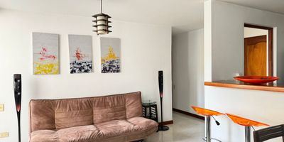 Apartamento AMOBLADO para arriendo y venta unidad cerrada cerca a avenidas principales y  acceso a una gran oferta comercial de centros comerciales del sector. Cuenta con piso en ceramica, área social con sala comedor, cocina integral diseño cerrado pero cuenta con barra tipo americano. Tiene 2 alcobas con baño en la principal, además baño social. Balcón en habitaciones zona social; parqueadero cubierto . La unidad cuenta con ascensor, piscina, gym, salón social, parques infantiles,  zonas verdes, vigilancia 24horas, citofonia y circuito cerrado de tv.  *Inmuebles sujetos a verificación de disponibilidad.*