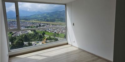 J & A Grupo Inmobiliario tiene en arriendo amplio, cómodo e iluminado apartamento en la Av. Alberto Mendoza, Sector Bosque Popular El Prado en la ciudad de Manizales. Cuenta con un área de 54 m². 

Es un apartamento ubicado en un piso dieciocho. Consta de una alcoba con clóset, dos baños, principal con división en vidrio templado y pisos en porcelanato antideslizante ubicado en la alcoba principal, sala comedor amplia de un solo ambiente con balcón, cocina integral con campana extractora, área de ropas, pisos en porcelanato y madera lacada. Gas natural y calentador a gas. Parqueadero privado y depósito.

El Conjunto cuenta con vigilancia 24 horas, salón social, área de juegos para niños, ascensor, zona coworking, gimnasio, sauna, piscina, cancha múltiple.

Cerca del Bosque Popular el Prado, supermercados, farmacias, tiendas, excelente transporte público.

Recuerda que en J & A Grupo Inmobiliario nuestra política no es vender, es asesorar bien a nuestros clientes para que puedan encontrar todo lo que necesitan en su nuevo hogar.
