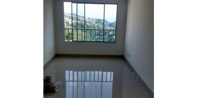 ¡Excelente Oportunidad! Apartamento en Venta en Castilla, Manizales

Ubicación: Castilla, Manizales

Detalles del Apartamento:


 Área Terreno: 60 m²
 Alcobas: 3
 Baños: 2
 Garaje: 1
 Estrato: 4
 Piso: 4


Características Destacadas:


 Admite Mascotas
 Baño Auxiliar y Baño en Habitación Principal
 Calentador
 Clósets en Todas las Alcobas
 Servicios de Agua, Electricidad y Gas Domiciliario
 Área Social y Salón Social
 Cerca de Colegios y Universidades
 Transporte Público Cercano
 Vigilancia y Portería 24 Horas


Descripción: 

Este encantador apartamento en el cuarto piso se encuentra en una ubicación privilegiada en el tranquilo barrio de Castilla en Manizales. Con un área de terreno de 60 metros cuadrados, esta propiedad ofrece un ambiente acogedor y funcional para toda la familia.

El apartamento cuenta con una distribución inteligente que incluye una sala comedor amplia y luminosa, tres cómodas alcobas con clósets incorporados, y dos baños completos, uno de ellos en la habitación principal. La cocina semi integral brinda espacio para preparar deliciosas comidas, mientras que la zona de ropas ofrece conveniencia en las tareas del hogar.

Además, el conjunto cerrado garantiza la seguridad y privacidad de sus residentes, con portería 24 horas y vigilancia permanente. Disfruta de la comodidad de tener un garaje cubierto para tu vehículo, así como de una bahía de parqueo para visitantes.

Con una ubicación estratégica cerca de colegios, universidades y con fácil acceso al transporte público, este apartamento es ideal para quienes buscan comodidad y practicidad en su estilo de vida diario.

¡No pierdas la oportunidad de adquirir este maravilloso apartamento en Castilla! 


 

Contáctanos para más información y agenda una visita hoy mismo. ??
