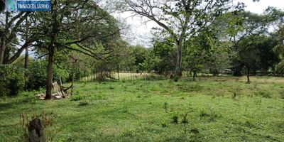 Lote plano para la venta de 19.120 metros cuadrados aproximadamente, con vista al Rio Cauca, y cercanía al Parque de Santa Fe de Antioquia y a supermercados. Por quedar sobre vía principal a Bolombolo, cuenta con fácil acceso a transporte público