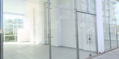 Alquiler de local en edificación nueva y ubicado sobre la avenida Santander. Tiene amplia visualización y generosa vitrina, acceso peatonal y amplias posibilidades de comercio. Cuenta  con 78m², tiene 1 baño y se entrega en obra blanca.

INCLUYE ADMINISTRACIÓN

¡No esperes más para contactarnos, 3122092858, es un gusto atenderte!
