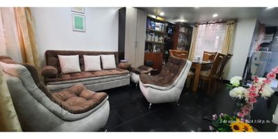 Casa en venta en Soacha - Barrio Quintas de la Laguna - Sobre via principal.

Características:


 2 pisos (39.56 m² cada uno)
 Frente: 4.60 m x 8.60 m de fondo


Primer piso:


 Patio
 Cocina
 Sala
 Comedor
 Baño para visitas
 Portón para posible local


Segundo piso:


 3 habitaciones
 Baño con extractor automático


Detalles:


 Ventanería de aluminio y ventanas antiruido con vidrios de seguridad
 Techos en drywall y luces LED
 Patio con reja y puerta metálica
 Tanque de reserva de agua
 Marquesina en aluminio
 Parqueadero exterior para 2 vehículos


Valor negociable.
