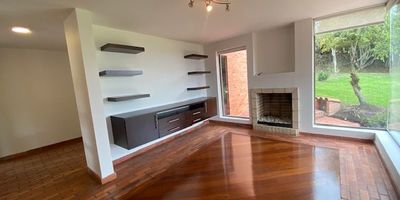 Codigo 16996. Hermosa Casa Campestre en venta en el Condominio Pan de Azúcar, Vereda Yerbabuena, Chía. Esta propiedad cuenta con diversos ambientes amplios y cómodos, perfectos para disfrutar de la tranquilidad del campo sin renunciar a la comodidad. Además, incluye una casa adicional para mayordomo. La administración está incluida en el precio, lo que facilita el mantenimiento y la gestión del inmueble. Ideal para quienes buscan un estilo de vida relajado y exclusivo en un entorno natural.