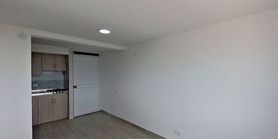 Apartamento en venta de cuarenta metros cuadrados, con vista exterior, acceso por ascensor, parqueadero comunal. Consta de dos habitaciones, un baño, sala comedor, cocina integral y zona de lavandería. Tiene piso ceramico en todas sus zonas. El conjunto cuenta con salón comunal, parque infantil, zonas verdes y vigilancia privada las veinticuatro horas. Cerca a centro comercial Plaza Imperial cerca a almacenes de cadena Tienda D1, Tienda Ara, Surtimax cerca a colegio Pedagógico Dulce María cerca a paraderos del SITP Vías de acceso por la calle ciento cincuenta y dos y Carrera ciento dieciséis.