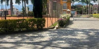 Finca en venta ubicada en Venecia, Antioquia, en unidad cerrada con vigilancia 24 horas, ideal para quienes buscan casa en renta en Medellín Colombia o propiedades campestres con excelente conectividad. Cuenta con 4 alcobas, 5 baños, cocina integral, 3 patios, balcón, sala comedor, zona de ropas, acabados modernos y parqueadero cubierto para 20 vehículos. Ubicada cerca de colegios, supermercados, centros comerciales y con fácil acceso a transporte público, perfecta alternativa frente a los arriendos en Envigado, casas en arriendo en Envigado o arrendamientos en el sur de Medellín.