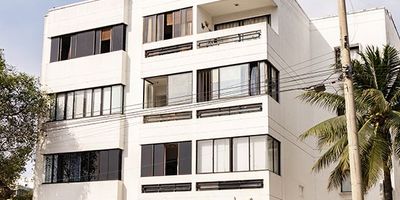 Te presentamos confortable apartamento  ubicada en el sector de Pie de la Popa, un lugar estratégico de la ciudad gracias a su alto flujo peatonal y vehicular,  cuenta con 2 habitaciones, 1 baño, 1 parqueadero,  vista exterior, Cerca podrás encontrar centros comerciales, parques, zonas gastronómicas, bares, restaurantes, clínicas, no esperes más y anímate a encontrar con nosotros tu lugar ideal. Contáctanos y déjanos tener el privilegio de atenderte.
