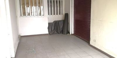 Casa con área de terreno 144m2, con 6 metros de frente y 24 metros de fondo.El inmueble tiene espacio para un parqueadero, cuatro habitaciones, cocina, zona de lavandería y mezanine adaptado como aparta estudio. Inmueble ubicado en la misma manzana del parque san Andrés sector 2, sobre vía secundaria, con uso de suelo mixto residencial comercial, con vías de acceso como la Av. Boyacá, calle 43 sur y calle 42 sur