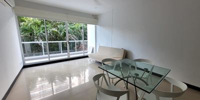 Codigo 18013. En la zona norte de Cartagena, se encuentra este encantador apartamento con salida directa a la playa, ideal para disfrutar en familia. Con 74m² de área total, incluyendo un amplio balcón con vistas a los árboles, este espacio ofrece una experiencia relajante y cómoda. Dispone de 1 habitación principal y 2 baños completos, perfectos para mayor comodidad. Está ubicado en el segundo piso, con una cocina abierta y moderna, además de una zona de labores independiente. Cuenta con 1 parqueadero asignado, aunque no incluye depósito.El edificio es un lugar exclusivo y tranquilo, ya que no se permiten arriendos por estancias cortas, lo que garantiza un ambiente relajado para los propietarios. Entre sus amenidades se encuentran 4 piscinas, 4 jacuzzis, gimnasio, turco, sauna y, por supuesto, acceso directo a la playa. Con 15 años de antigüedad, esta propiedad es muy segura, no tiene hipotecas y ofrece una calidad de vida excepcional en uno de los sectores más tranquilos de Cartagena.