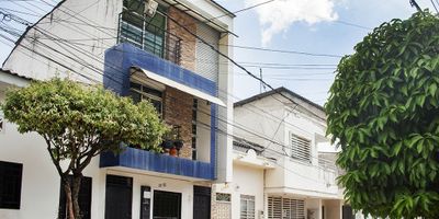 Te presentamos confortable apartamento ubicada en el sector de Olaya Herrera, un lugar estratégico de la ciudad gracias a su alto flujo peatonal y vehicular, cuenta con 1 habitación, 1 baño, vista exterior. Cerca podrás encontrar centros comerciales, parques, zonas gastronómicas, bares, restaurantes, clínicas, no esperes más y anímate a encontrar con nosotros tu lugar ideal. Contáctanos y déjanos tener el privilegio de atenderte.