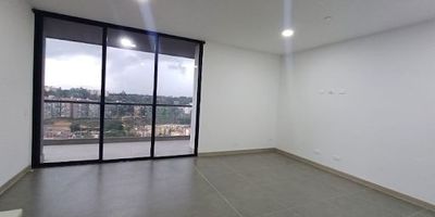 Apartamento en arriendo, de 75 mts, cuenta con 2 habitaciones, principal con vestier y baño y balcón, auxiliar con closet, baño social, está dotado de cocina integral tipo isla, zona de ropas, sala-comedor, balcón con vista panorámica, parqueadero, cuarto útil y una excelente vista natural, está ubicado estratégicamente en un sector muy exclusivo conocido como los colegios en Rionegro, Antioquia
