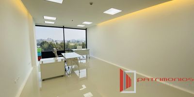 Inmobiliaria arrienda magnifico consultorio en el centro empresarial Sabana Park. Cuenta con baño privado, en el centro empresarial podrá encontrar zona de comidas, hotel, zonas verdes y parqueadero de visitantes. Cod: 495