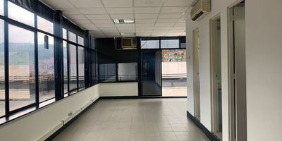 Oficina en arriendo y venta cerca a centro comercial, restaurantes, supermercado, rutas de transporte y servicios complementarios. Piso en ceramica, 2 espacios, baños, cocineta, cableado de red, techo cielo raso, aire acondicionado central, divisiones en drywall y parqueaderos cubiertos. Conjunto cerrado, vigilancia, porteria 24hrs, parking visitantes, bahia de parqueo, baños comunales, planta electrica, citofonia y   circuito cerrado de tv . https://www.youtube.com/watch?v=AYqE6Xpit4s
