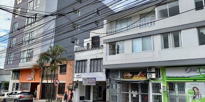 Se vende apartamento para inversionista en el centro de Pereira. Ubicado estratégicamente cerca al parque Bolívar, bancos, la alcaldía, los principales hospitales, centros comerciales, comandos de policías y el comercio de la ciudad. 
Propiedad en edificio sin pago de administración. El inmueble queda en un tercer piso sin ascensor, cuenta con 123 m2 de donde se sacaron dos apartamentos independientes con dos habitaciones, un baño con ducha electrica, sala, comedor, cocina (con gas propano) y terraza con vista al exterior. No tiene parqueadero privado pero en la zona hay varios públicos.
Se encuentra libre para venta generando una rentabilidad mensual igual o mayor al 0,5%.
Contáctanos para mayor información, será un gusto asesorar su inversión.
