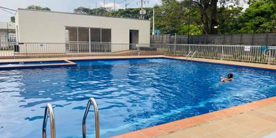 Apartamento para estrenar sexto piso  consta de Sala comedor, balcón, estudio dos habitaciones ,habitación principal con baño y Vestier, segunda habitación con closet y baño, cocina abierta , zona de oficios, parqueadero  .La unidad cuenta con zonas verdes, parque infantil, cancha múltiple, zona para hacer ejercicios , piscina ,salón social .
Nota: el valor del  canon puede variar respecto del costo de la administración , teniendo en cuenta el incremento cuota de administración es definido por la asamblea de copropietarios.