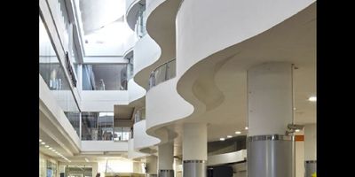 Local Comercial en Arriendo

Ubicación:


 Excelente local comercial en zona de alto tráfico.
 Cercano a un mix de marcas representativas del mercado nacional.
 Próximo a bancos, zona financiera y de negocios, entidades de salud y supermercados.


Características Generales:


 Área Total: 131.56 m²
 Tiempo Mínimo de Contrato: 3 años.


Estructura:


 Sismo Resistente: Cumple con la norma NRS-10 exigida para construcciones públicas.
 Sistema Estructural: Aporticado.
 Cubierta: En placa.


Equipamiento:


 Planta Eléctrica: 900 KVA.
 Transformador: 1,000 KVA.
 Red Contra Incendios: Instalación disponible.


Distribución del Inmueble:


 Pisos Superiores: Área comercial, administrativa y operativa.
 Niveles Inferiores: Área de almacenamiento y zonas de instalaciones técnicas.
 Estacionamiento: Cuenta con zona de parqueaderos.


Este local es ideal para negocios que buscan establecerse en una ubicación estratégica, con alta visibilidad y un entorno dinámico.
