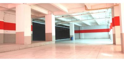 Excelente local comercial en arriendo con un área de 647 m2, zona de alto tráfico, ubicado en una zona donde se encuentra un mix de diferentes marcas representativas en el mercado nacional, así mismo cerca de bancos, zona financiera y de negocios, entidades de salud, supermecados entre otros, tiempo minimo de contrato 3 años.

• El inmueble cuenta con estructura sismo resistente de acuerdo a la norma NRS-10 exigida para construcciones públicas, con sistema estructural a porticados y cubierta en placa.
 • El inmueble cuenta con planta eléctrica de 900 KVA y trasformador de 1.000 KVA.
• El inmueble cuenta con red contra incendios.
• En los pisos superiores se desarrolla la parte comercial, administrativa y operativa, en los niveles inferiores la parte de almacenamientos y zonas de instalaciones técnicas, adicional cuenta con zona de parqueaderos.
