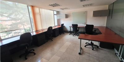 Oficina amoblada con area 550 m2, 120 puestos de trabajo todos con puntos de voz, datos y tomas de corriente regulada y no regulada, tiene control de acceso biométrico y circuito cerrado de tv con 20 cámaras, área de baños 4 de mujer y 4 de hombre (Les hace aseo la administración y son exclusivos del piso).
