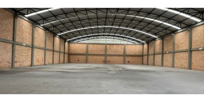 Se vende bodega con area total de 2.500 m2 en una ubicación estratégica, carga eléctrica 25 kva, altura a cercha de 10 metros, area de oficinas 200 m2, area libre 2.300 m2, gran potencial de crecimiento. 

 
