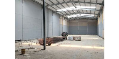 Espectacular bodega con área total 963,16 m2 en arriendo, área primer piso 780,64 m2, área mezzanine 182,52 m2, pisos industriales extraplanos, en concreto de 4000 PSI, 15 cm de espesor, resistencia de 6 ton/m2 adicionados con endurecedores de cuarzo, lo que les permite obtener acabados extra pulidos y de alta resistencia al tráfico.

Realizada en estructura metálica en acero galvanizado en caliente, evitando así los problemas generados por la corrosión ambiental existente en las zonas costeras, dando una garantía sin mantenimiento de 35 años.

Cubierta termo-acústica compuesta por 2 láminas galvanizadas con pintura reflectiva exterior e interior, y un alma de 30 mm de poliuretano para garantizar un excelente aislamiento termo-acústico.

Paredes en placas prefabricadas de concreto reforzado de 4000 PSI, hechas de malla electrosoldada, varillas de media y concreto, 2.5 mts de alto y 12 cm de espesor macizo para mayor rigidez, estabilidad y seguridad. Resisten 120 minutos de fuego, cumpliendo así la normativa europea.

Aireadores en la cubierta para una mejor temperatura interior.

Puertas de acceso seccionales automatizadas entregadas con 2 controles.

Parte eléctrica, 110, 220 trifásica entrada a bodega 50 KVA.

Vidrios de seguridad laminados de 5 + 5 mm.

Techo UPBC

Red Contra Incendios (RCI):


 Certificación: Cumple con la normativa de Bomberos.
 Sistema de incendio en áreas comunes:
 
  Tanque subterráneo que alimenta los hidrantes distribuidos en el parque.
  Se instalarán gabinetes sobrepuestos sin conexión, solo con extintores.
 
 
 Bodegas: Cada una maneja su propio diseño de sistema contra incendios según lo que considere adecuado, ya que solo aplica a las áreas comunes.


Este sistema está diseñado para garantizar la seguridad contra incendios en las áreas comunes del parque, con hidrantes y extintores bien ubicados.
