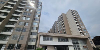 Apartamento piso 5 con ascensor para estrenar con excelentes acabados en madera clara y buen gusto. Consta de dos habitaciones principal con baño y amplio closet, baño de alcobas, cocina americana con barra, sala comedor y balcón. Parqueaderos comunitarios total 366. La torre de apartamentos  tiene 2 ascensores. Excelente ubicación, no le da el sol de la tarde ni de la mañana, frente al área social. El conjunto va a contar con piscinas y salón social. Cerca a la carrera 1a, estación del Mio, supermercados Cañaveral y D1, CC Unico y CC Estación. 