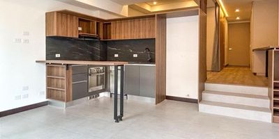 Apartamento con excelente ubicación. Hall de entrada, sala comedor espaciosa, muy iluminada, con ventanal de piso a techo, balcón amplio con vista diagonal al parque. Cocina abierta, integral, con horno, lavavajillas y extractor, espacio para nevecón. Zona de lavandería independiente. Espacio para estudio. Baño social. Habitación amplia con closet y baño privado. Luces Led. Un parqueadero (con duplicador), no tiene depósito. ADMINISTRACIÓN $490.000. Edificio moderno, 45 aptos con buena altura y diseño, con planta de suplencia total, terraza BBQ, zona social con cocineta y cinema, zona de jacuzzis, fire pit, gimnasio, cycling training, TRX, 2 sótanos, dos ascensores, CoWorking, y linda zona de mascotas. APTO RENTANDO, PERFECTO PARA INVERSIONISTAS