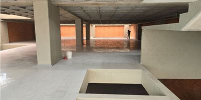 Se alquila un impresionante edificio ubicado en la hermosa ciudad de Medellín, Antioquia. Este edificio cuenta con una amplia área privada de 2600 metros cuadrados, ideal para una variedad de negocios e industrias. Con 16 alcobas y 8 baños, este inmueble ofrece una gran cantidad de espacio para acomodar a un gran número de empleados y clientes.

Entre las características internas del edificio, se encuentran algunas que lo hacen especialmente atractivo para aquellos que desean alquilar con mascotas. Además, el inmueble cuenta con agua corriente, aire acondicionado y baño auxiliar para mayor comodidad. El suelo de cerámica o mármol crea un ambiente elegante, y la vista panorámica es simplemente impresionante.

Para una mayor comodidad y conveniencia, el edificio cuenta con una zona de lavandería y una alarma para mantenerlo seguro y en óptimas condiciones. También cuenta con una puerta de seguridad y sistema de video por cable para mayor seguridad y tranquilidad.

En cuanto a las características externas, este edificio cuenta con una amplia área social, ideal para eventos y reuniones empresariales. Además, su ubicación en un área con centros comerciales cercanos lo convierte en una opción conveniente para los empleados y clientes. El circuito cerrado de televisión y la oficina de negocios también son ventajas adicionales para aquellos que buscan un espacio de trabajo seguro y profesional.

Por último, pero no menos importante, la ubicación del edificio en una zona industrial ofrece una gran oportunidad para aquellos que deseen expandir su negocio en una nueva área y aprovechar al máximo las posibilidades que ofrece la ciudad de Medellín.

En resumen, este edificio para alquiler en Medellín ofrece una combinación perfecta de espacio, comodidad, seguridad y ubicación estratégica para aquellos que buscan una propiedad de calidad para sus negocios. ¡No pierdas la oportunidad de alquilar este increíble edificio y llevar tu empresa al siguien