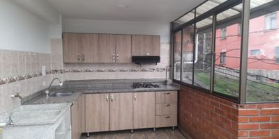 Casa con renta, en la sultana, con excelente ubicaciòn ya que està a media cuadra de la avenida. La propiedad tiene casi 130 mtr2 construidos,  consta de una casa principal,en muy buenas condiciones,  con 3 amplias habitaciones, dos baños completos, 5 closets,  cocina integral moderna, y zona de ropas independiente,  muy iluminada, con linda vista hacia el cable y chipre.

En la parte de abajo, tiene como renta un apartaestudio amplio y sencillo,  de una habitaciòn , sala, cocina, zona de ropas o patio , una pequeña bodega o estudio, y garaje.Estos bajos estàn rentando actualmente $620,000. Toda la casa rentarìa aproximadamente .2.000.000
