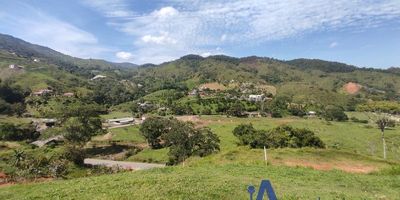 Lote de terreno explanado en parcelación con entrada independiente y privada, con buena ubicación, buenas rutas de transporte, a bordo de carretera, cuenta con Luz, acueducto, pozo de agua natural. A 1 hora de Medellín, cerca de hoteles y supermercado. Vende Integridad, inmobiliaria experta en administración y arrendamientos de apartamentos, casas, locales, bodegas y oficinas, Medellín y toda el área Metropolitana.