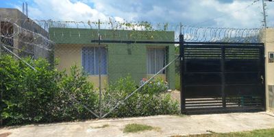 Se vende, Casa de arquitectura contemporánea que la hace única en su estilo. con un área construida de 79.17 m2, Tiene una amplia sala de estar con grandes ventanales que permiten la entrada de luz natural. cuenta con 3 habitaciones y 3 baños, diseñados con la más alta calidad y los mejores materiales, cocina integral a gas. Además de una terraza en el jardín posterior,  La ubicación de esta propiedad en Guaduas, Cundinamarca, es ideal para aquellos que buscan un ambiente tranquilo y seguro. Guaduas es un municipio encantador y pintoresco que ofrece una gran cantidad de actividades al aire libre, como senderismo, ciclismo y caminatas en la naturaleza. Esta casa está diseñada para brindar una experiencia de vida moderna, con espacios abiertos y llenos de luz natural que le permitirán disfrutar de un estilo de vida relajado y cómodo. El interior cuenta con acabados de lujo, lava vajillas y calentador a gas, detalles pensados para el confort.