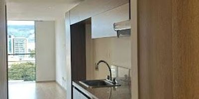 ¡Tu nuevo hogar te espera en Britalia Norte! ¿Buscas comodidad, buena ubicación y una excelente vista? Este moderno apartaestudio tipo loft ubicado en el piso 12 es perfecto para ti. Ubicación Britalia Norte, a pocos minutos del C.C. SantaFé y outlets de Toberín. Espacio de un solo ambiente, cocina abierta con estufa eléctrica,1 baño y 1 parqueadero privado descubierto. Excelente iluminación natural y vista al campo de golf del Carmel Club. Ideal para profesionales, estudiantes o parejas que buscan vivir en un espacio acogedor, seguro y con todo al alcance.