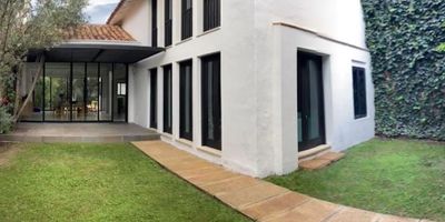 Se Vende Casa Campestre en Villa de Leyva con un área 234 m² de área construida consta de sala, comedor, dos habitaciones, un baño, cocina integral a gas, estudio, un garaje, dos patios amplios, zona de ropas, BBQ, muy buenos acabados con espacios amplios y zonas verdes libres. Ubicada en Villa de Leyva sobre Calle empredada donde podrás disfrutar y compartir con tu familia de la tranquilidad y confort de Villa de Leyva.