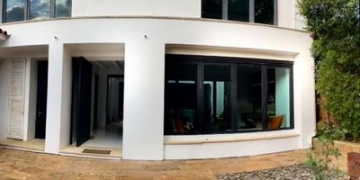 Se Venden Dos Casas Campestres en Villa de Leyva con un área de lote 360 m² y 234 m², La primera casa cuenta con 360 m² de área construida consta de sala, comedor, dos habitaciones, un baño, cocina integral a gas, estudio, deposito, tres garajes, dos patios amplios, zona de ropas, muy buenos acabados con espacios amplios y zonas verdes libres. La segunda casa con 234 m² de área construida consta de sala, comedor, cocina integral a gas, estudio, dos habitaciones, un baño, zona de ropas, BBQ, dos patios. Las casas están conectadas por un jardín privado amplio de 308 m². Ubicada en Villa de Leyva sobre Calle empredada donde podrás disfrutar y compartir con tu familia de la tranquilidad y confort de Villa de Leyva.