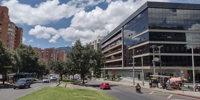 Espectacular oficina en centro empresarial con excelente iluminación cómodos espacios en edificio inteligente, cuenta con balcón de 7 metros, un deposito, está ubicada sobre la avenida carrera 7 cerca a la calle 127