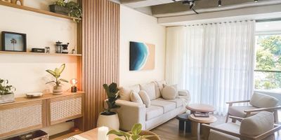 Apartamento  en arriendo en unidad cerrada cerca a centros comerciales, restaurantes, parques, supermercados, vias principales, rutas de transporte publico y servicios complementarios. Piso en madera, sala comedor, 2 alcobas con baño en la principal, cocina integral abierta tipo americano, balcon y parqueaderos paralelos cubiertos (#152, . Conjunto cerrado con piscina, gimnasio, salon social, sauna, turco, parques infantiles, zonas verdes, vigilancia 24 hrs, y circuito cerrado de tv *Inmuebles sujetos a verificación de disponibilidad.*
