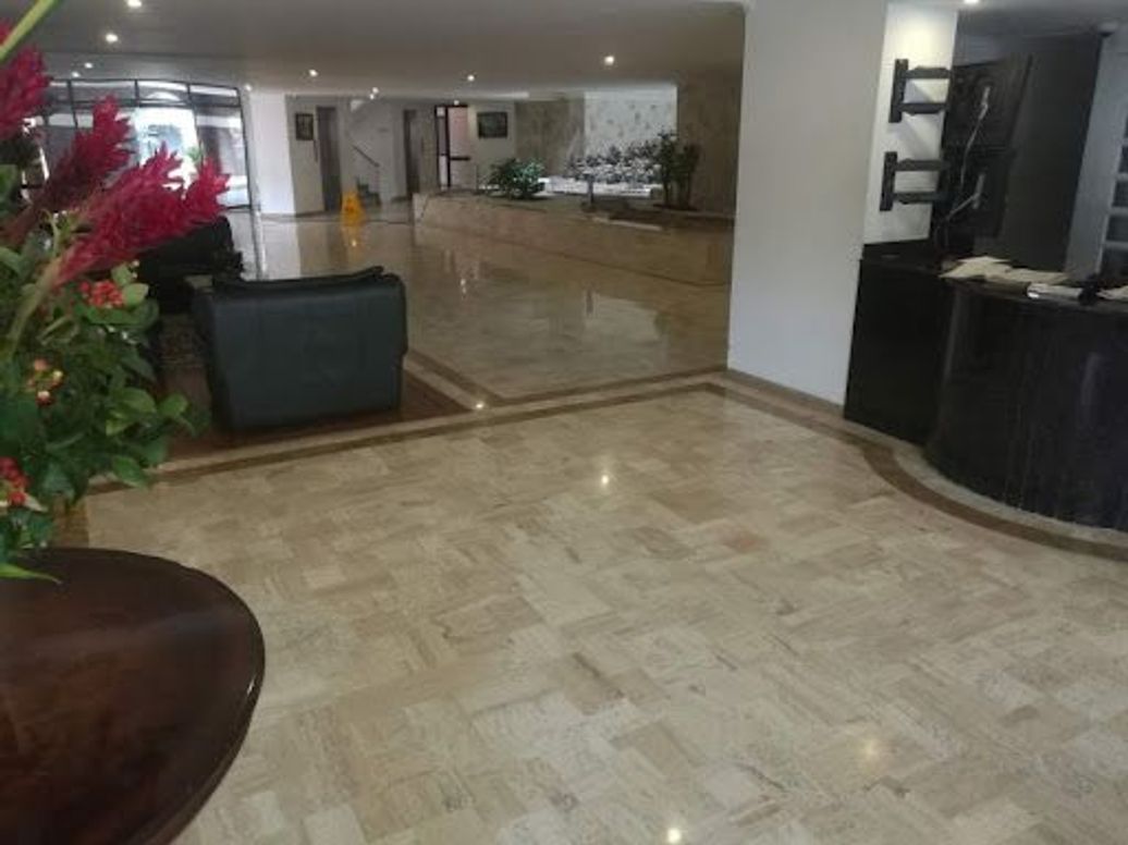Apartamento de 5 alcobas en venta en Santa Barbara Central, Bogotá, 257 m² · foto 2 de 20