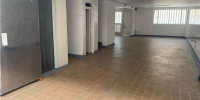 Bodega en Suba, Excelente ubicacion.


 Área: 900 m²
 Antigüedad: 20 años (remodelada)
 Estrato: 3
 Niveles: 3 (incluye mezzanine cerrado en el 4° piso)
 Baños: 7
 Oficinas: 5
 Sala de juntas: 1


Descripción:


 Ideal para planta de producción de alimentos.
 Distribución adecuada para logística, administración y producción.
 Área principal con conexiones hidráulicas, eléctricas y de gas industriales.
 Sistema de desagüe con 7 rejillas y trampa de grasas.
 Espacios enchapados en baldosín y granito pulido.
 Ventilación en puertas principales para evitar gases nocivos.


Zonas:


 Primer Piso: Recepción y baño.
 Segundo Piso: 5 oficinas, 2 baños, 1 cocineta.
 Tercer Piso: Sala de juntas (también como call center), 1 cocineta, 2 baterías de baño.
 Cuarto Piso: Zona de lavado.


Equipamiento:


 Campana de extracción en acero inoxidable.
 2 cocinetas en la zona administrativa.
 2 cuartos fríos (3 m x 5 m).
 4 tanques de reserva de agua (1000 litros cada uno).


Instalaciones:


 Hidrosanitarias: Múltiples puntos de agua y desagües, 4 tanques de reserva.
 Eléctricas: Instalaciones industriales con capacidad de 110 y 220 voltios, 120 kW para producción.
 Comunicación: Conmutador para 16 extensiones y portero electrónico.
 Sanitarias: Cuarto de aseo y basuras, con trampa de grasas.

