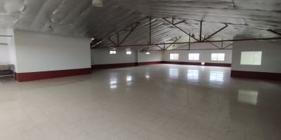 Se arrienda bodega en Medellin en uno de los sectores mas comerciales de Medellin, esta bodega cuenta con grandes espacios muy bien distribuidos malacate de 1 tonelada , con terminaciones de gran factura la cual tambien se podria utilizar como espacio de oficina, tiene una excelente altura y buena capacidad electrica. se encuentra en un sector muy especial rodeada de todo tipo de oferta gastronomica y comercial. no pierdas esta oportunidad, llamanos para brindarle mas informacion. valor $ 10.500.000 mas IVA