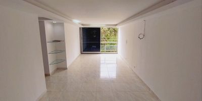 Presentamos hermoso apartamento para la venta en el sur Cali, este inmueble cuenta con una ubicación conveniente para aquellos que buscan invertir en apartamentos de bajo costo cercanos a colegios, universidades, zona comercial, restaurantes, café bares, entre otros. Este inmueble en cuarto piso sin ascensor cuenta con un área construida de 68.5 mts2 así, espacio sala comedor, cocina integral, tres habitaciones la principal con baño, un baño social, área para lavadora y zona de ropas, en sus áreas comunes encontrará zonas verdes y salón de eventos sociales, vigilancia 24/7, CCTV control de acceso peatonal y de vehículos y parqueaderos para uso exclusivo del apartamento.